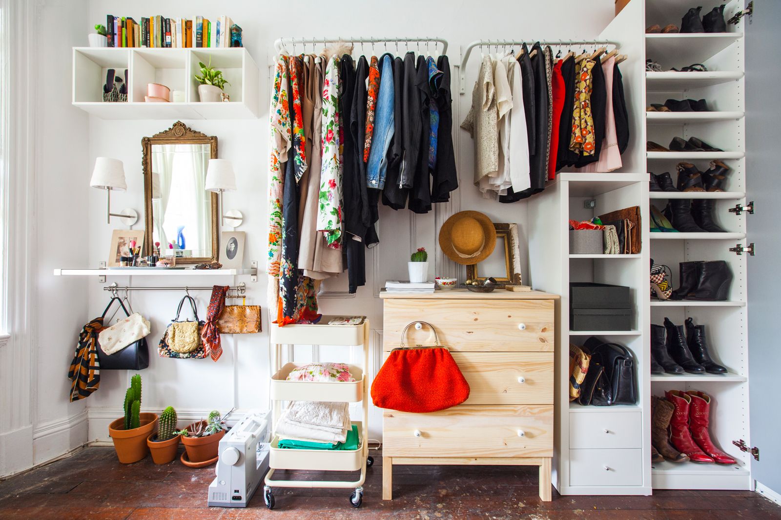 Ways to Arrange a Super Creative Wardrobe in Your Room